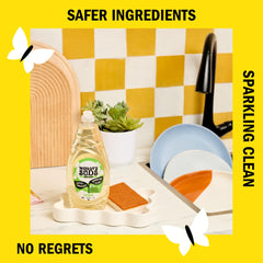 Molly's Suds en uso lavando platos, limpieza eficaz y manos protegidas