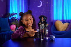 Monster High Claire de Luna detalle del vestuario estrellado y textura brillante