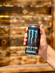 Monster Lo-Carb bebida en uso durante entrenamiento para impulso duradero