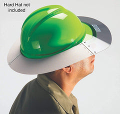 MSA Sun Shield fijado en casco de obra demostrando protección solar