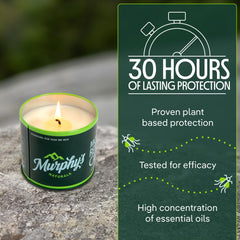 Murphy's Naturals vela encendida en mesa exterior creando ambiente y disuasión de mosquitos