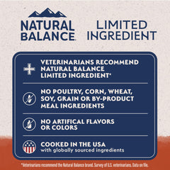 Natural Balance comparación de tamaño de croqueta junto a una mano para escala clara