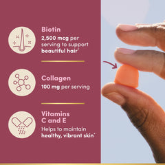 Nature's Bounty gomitas en mano para apreciar tamaño y facilidad de consumo