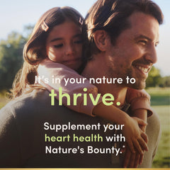 Tabletas en mano para comparar escala y comodidad de Nature's Bounty