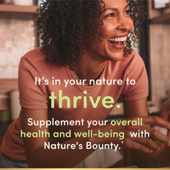 Nature's Bounty frasco en mano para comparar tamaño y cantidad práctica