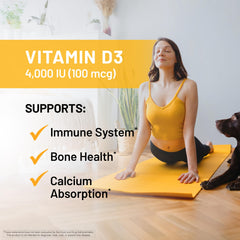 Mano sosteniendo una cápsula mini de NatureWise para mostrar fácil de tragar