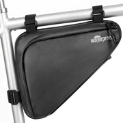 NDakter bolsa triangular frontal en cuadro mostrando ajuste seguro y estética