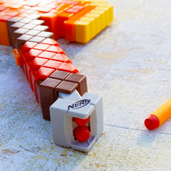 NERF Firebrand primer plano del mecanismo de primado fácil de usar