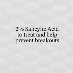 Neutrogena persona aplicando toallita en mejilla para reducir brotes