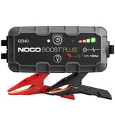 NOCO GB40 vista frontal mostrando controles y puerto, facilita arranques seguros