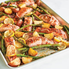 Nordic Ware bandeja en uso con cena tipo sheet pan lista para servir