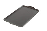 Nordic Ware plancha frontal mostrando tamaño y borde para cocinar múltiples porciones