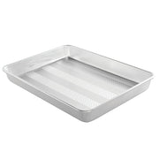 Nordic Ware vista frontal de la bandeja Prism mostrando capacidad y bordes resistentes