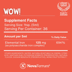 NovaFerrum persona midiendo 5 mL con cuchara medidora para administración precisa