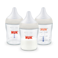 NUK tetina de silicona suave en primer plano que facilita el agarre natural