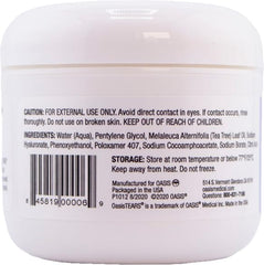 Mano sosteniendo toallita Oasis LID & LASH mostrando uso directo y portabilidad