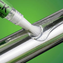 Generic OilStick comparación de tamaño con mano para transporte fácil