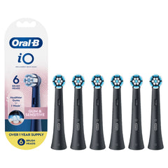 Oral-B primer plano del cabezal negro mostrando cerdas extra suaves y limpieza cómoda