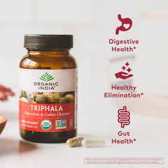 Detalle del polvo de Triphala de ORGANIC INDIA para apreciar textura natural