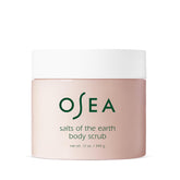 OSEA frasco delantero del exfoliante corporal mostrando el etiquetado y diseño elegante