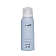 OUAI champú seco frente mostrando envase de viaje y beneficio de portabilidad