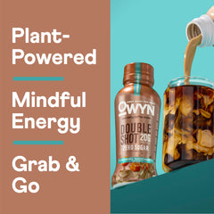 OWYN persona sosteniendo batido en movimiento para energía y conveniencia