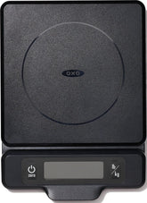 OXO báscula frontal negra mostrando pantalla legible y control de tara