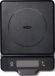 OXO báscula frontal negra mostrando pantalla legible y control de tara