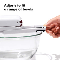 OXO base ajustable encajada en un bol diferente para pitar directamente en el recipiente