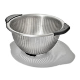OXO colador 5 qt vista frontal con capacidad y diseño duradero