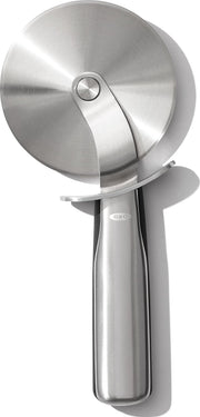 OXO cortador de pizza frontal mostrando mango cómodo y rueda duradera