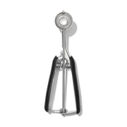 OXO cuchara de galletas frontal mostrando el cuenco de acero y expulsor para porciones uniformes