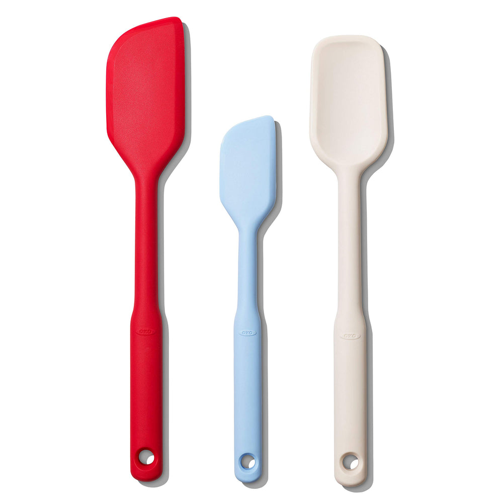 OXO vista frontal del set de 3 espátulas multicolor con agarres cómodos