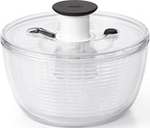 OXO Good Grips vista frontal del mini centrifugador, práctico y compacto