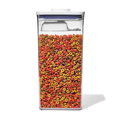 OXO contenedor frontal transparente mostrando alimento y ahorro de espacio
