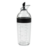 OXO Good Grips vista frontal del shaker con marcas de medición, precisión rápida