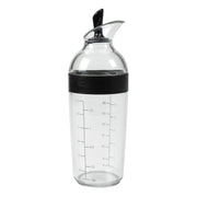 OXO Good Grips vista frontal del shaker con marcas de medición, precisión rápida