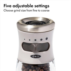 OXO tapa superior abierta facilitando el relleno sin derrames