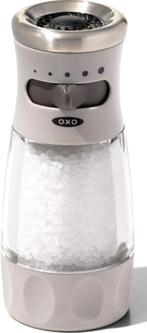 OXO molinillo de sal frontal con acabado moderno y funcionamiento limpio