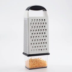 OXO rallador en uso rallando queso directamente al recipiente, limpieza rápida