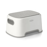 OXO Tot banqueta frente gris mostrando diseño estable y práctico