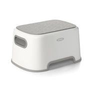 OXO Tot banqueta frente gris mostrando diseño estable y práctico