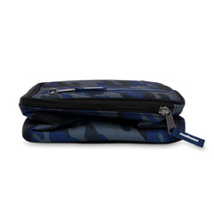 PackIt Sporty Camo Navy junto a regla para ver dimensiones y capacidad, ahorro espacio