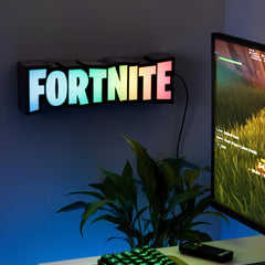 Paladone lámpara en escritorio creando ambiente gamer y señal estética