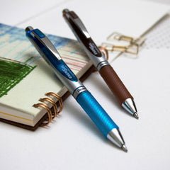 Persona usando Pentel EnerGel RTX para notas rápidas, beneficio de secado rápido