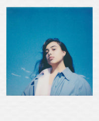 Persona usando Polaroid Go con película Polaroid Go para capturar momento