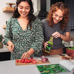Pure Leaf botella en mano para comparar tamaño y facilidad de transporte