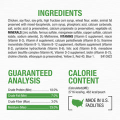 Purina Moist & Meaty pouch en mano para comparar tamaño y porción conveniente