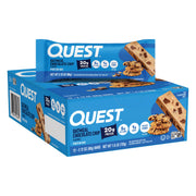 Quest barrita frontal mostrando el empaque y la marca como snack rico en proteínas