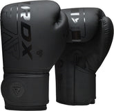 Guantes RDX frontal con logo mostrando ajuste y acabado duradero